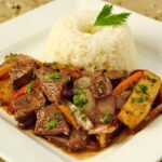 🇵🇪️✨Descubre el auténtico sabor del 🍽️ Lomo Saltado en Perú: ¡Una deliciosa explosión de sabores peruanos!✨🇵🇪