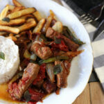 🇵🇪🍛 ¡Delicioso Lomo Saltado Peruano! Descubre la mejor receta y saborea la auténtica tradición gastronómica del Perú 🍽️🔥