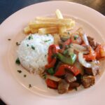 🍳 Descubre los 🇵🇪 irresistibles ingredientes del lomo saltado peruano 🌶️